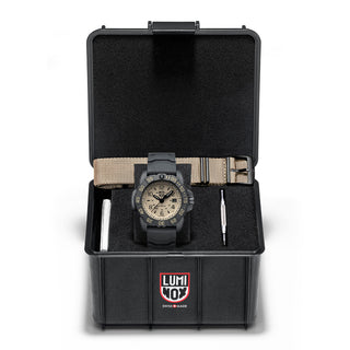 RELÓGIO LUMINOX NAVY SEAL FOUNDATION STEEL (COMBO COM 2 PULSEIRAS - BORRACHA PRETA + NYLON BEGE) 45 MM CÓD.3251.CBNSF.SE